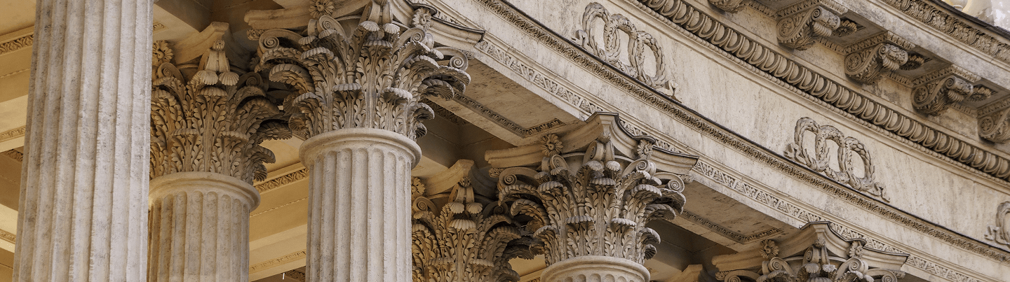 Un bâtiment avec des colonnes